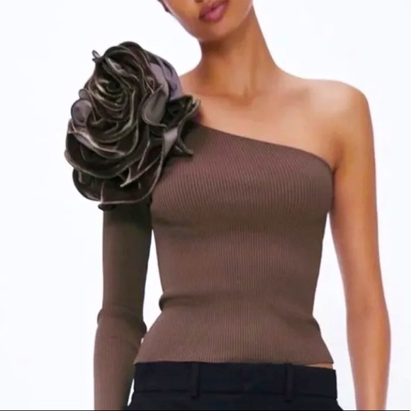 Zara Tops - HP 🎉Zara asymmetric floral top